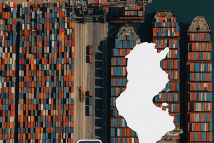 صورة ملتقطة بالأقمار الصناعية لميناء تونسي مزدحم بالحاويات والسفن التجارية، تُظهر صفوفًا كثيفة من الحاويات الملونة، وثلاث سفن راسية على الرصيف، مع علامة "موقف" واضحة في المقدمة، وخريطة تونس مرسومة بشكل بارز في وسط الصورة.